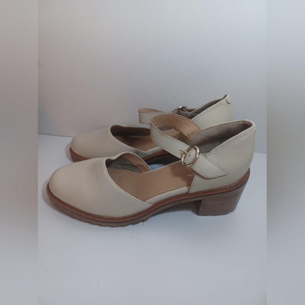 Seychelles Lock And Key Beige Stacked Heels Pumps 11M